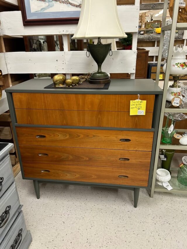 No need for disappointment about missing Black Friday sales; instead, enjoy our December markdowns as a gesture of appreciation for your continued support, complemented by our warmest Christmas wishes 🥳. Identify yellow tags for exceptional furniture deals.
Also check our new arrivals 😃