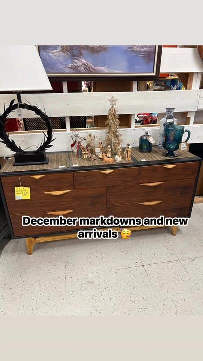 As a thank you for your support we have early December markdowns 🥳
Come and check them out! 
Plus new arrivals!!  Everyday Vintage 3 Strands Vintage Antique Mall