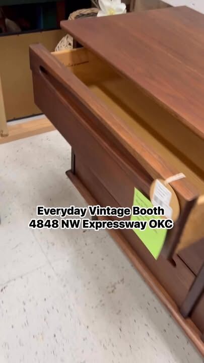 Come and check our new arrivals 🥳 And our markdowns 💃🏼 Everyday Vintage 3 Strands Vintage Antique Mall