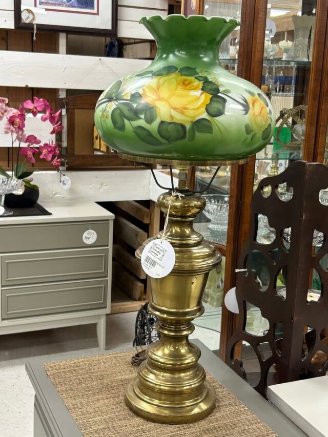 Winter ❄️ storm ⛈️ alert ‼️ 🥶
Get ready with the essentials from Everyday Vintage 😁come and get your favorite dresser and accessories to refresh your home, you will be so happy that you will  not notice is cold outside! 
We just restock and we are full of new arrivas! 
3 Strands Vintage Antique Mall 
4848 NW Expressway OKC